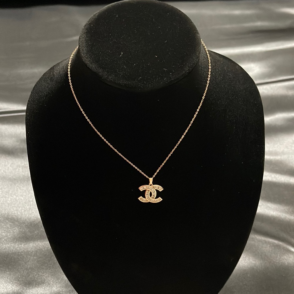 Classic cc Rose Gold necklace with crystals